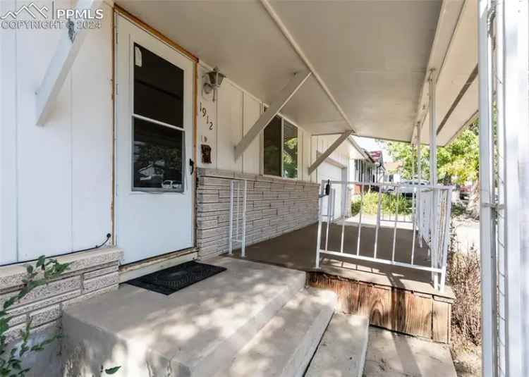 Single-family house For Sale in 1912, Capulin Drive, Colorado Springs, Colorado