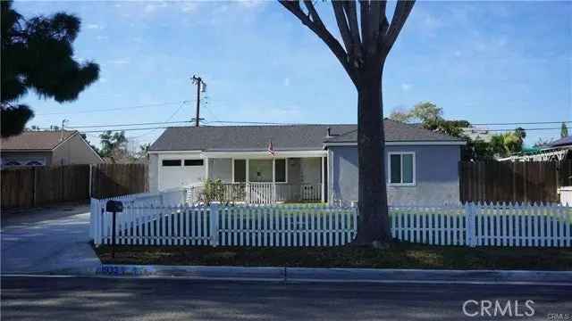 Single-family house For Sale in 1933, Federal Avenue, Costa Mesa, California