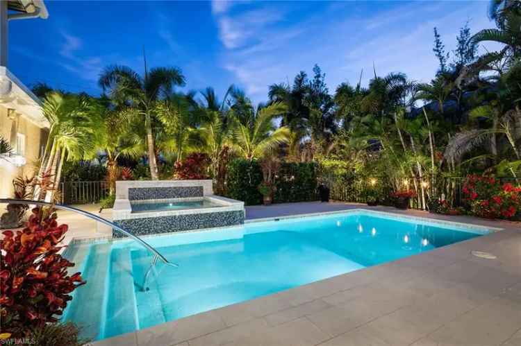 Single-family house For Sale in 180, 7th Avenue South, Naples, Florida