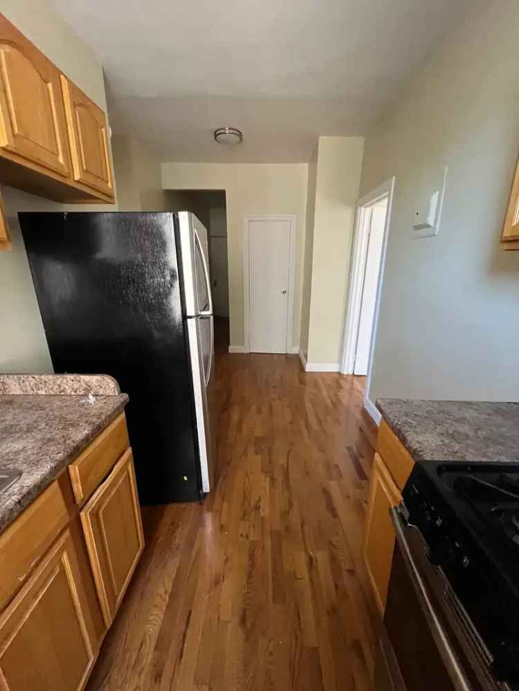 Large 1 Bedroom Apartment Near Transportation