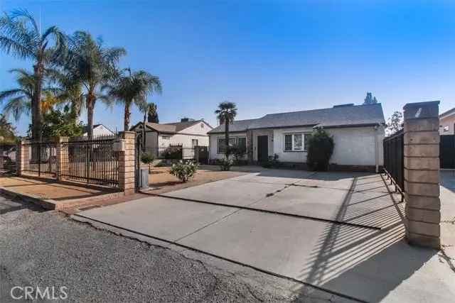 Single-family house For Sale in 11344, Delano Street, Los Angeles, California