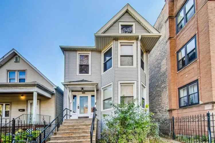 Multi-family house For Sale in 2541, North Hamlin Avenue, Chicago, Illinois