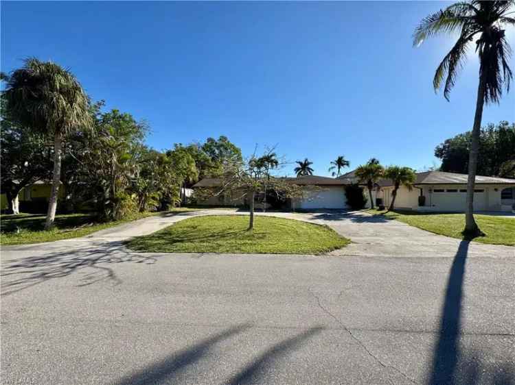 Single-family house For Sale in Naples, Florida