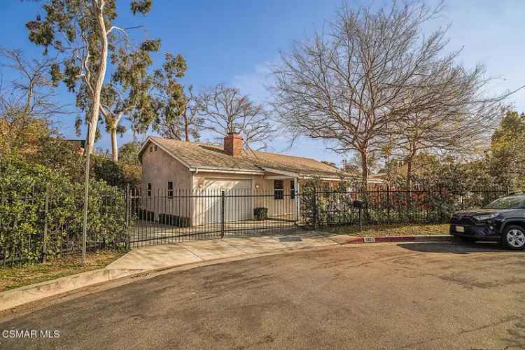 Single-family house For Sale in 5616, Carpenter Avenue, Los Angeles, California