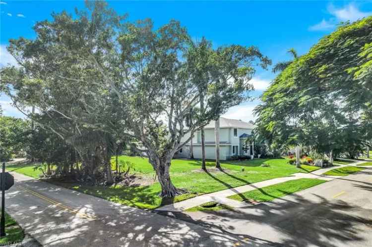 Land For Sale in 490, 1st Avenue South, Naples, Florida