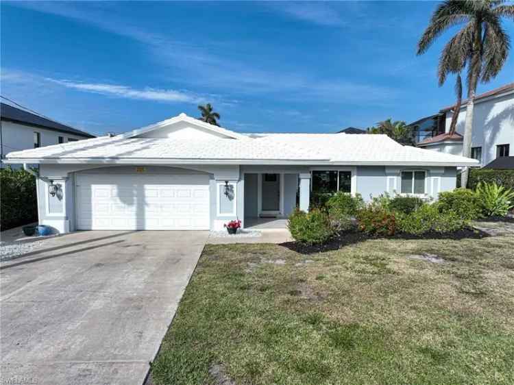 Single-family house For Sale in Bonita Springs, Florida