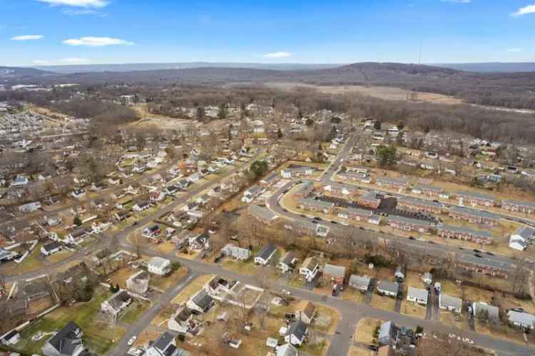 Single-family house For Sale in 121, Lurton Street, New Britain, Connecticut