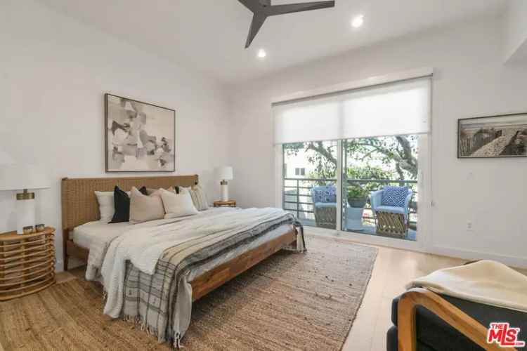 Condo For Sale in 11949, Goshen Avenue, Los Angeles, California