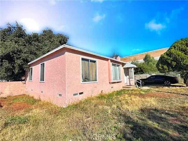 Single-family house For Sale in San Fernando, California