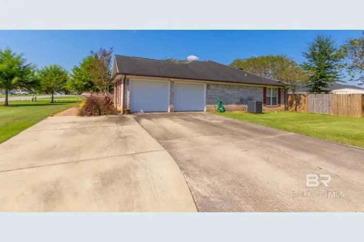 Single-family house For Sale in Robertsdale, Alabama