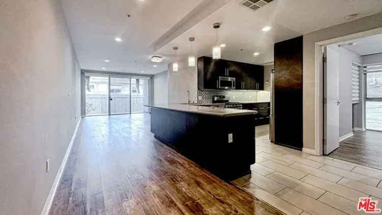 Condo For Sale in 540, South Kenmore Avenue, Los Angeles, California