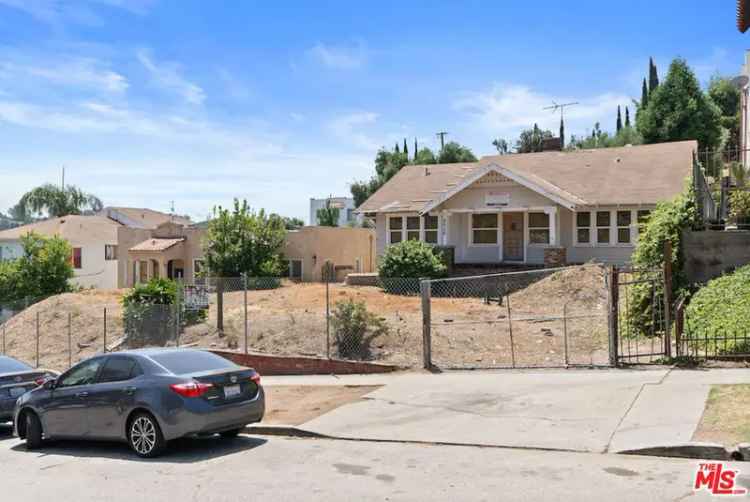 Single-family house For Sale in 6026, La Prada Street, Los Angeles, California