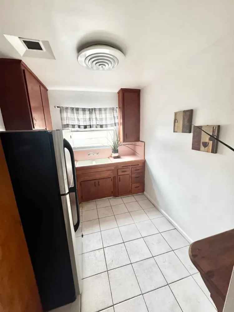 Los Feliz Apartment Unit for Rent - Hardwood Floors, Updated Bathroom