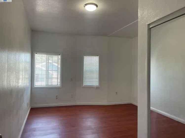 Multi-family house For Sale in 1049, 55th Street, Oakland, California