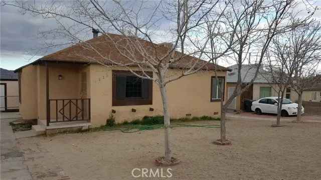 Single-family house For Sale in 1021, Flora Street, Barstow, California