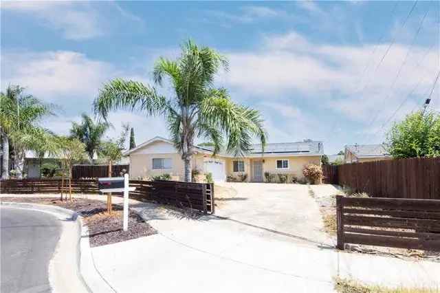 Single-family house For Sale in 904, Aster Street, Escondido, California