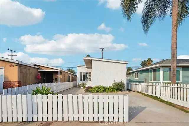 Single-family house For Sale in Long Beach, California