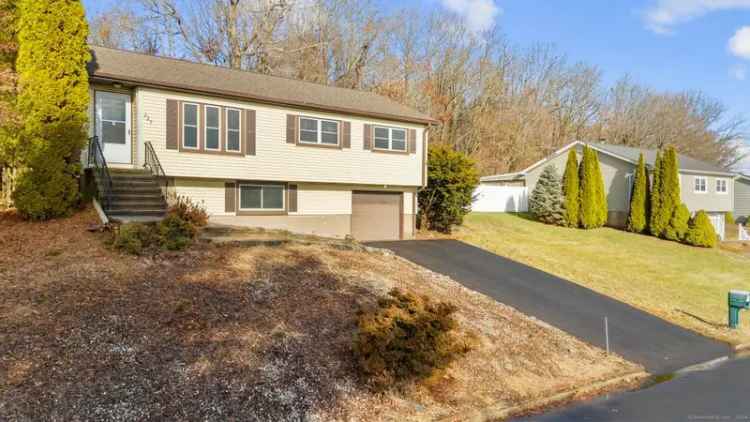 Single-family house For Sale in 237, Bluebird Drive, Naugatuck, Connecticut