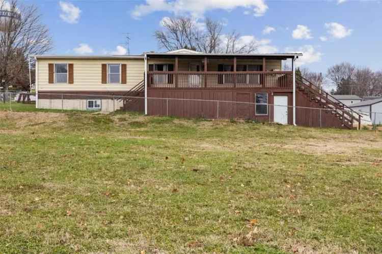 Single-family house For Sale in Oxford, Iowa