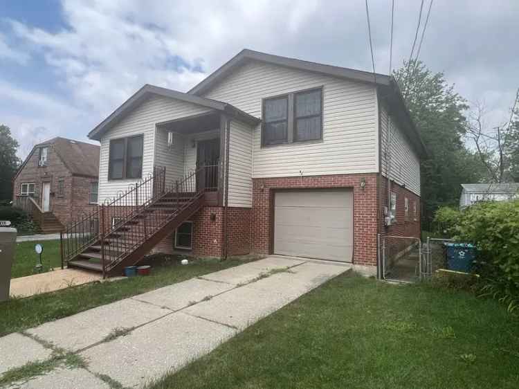 Single-family house For Sale in 14908, West Riverside Drive, South Holland, Illinois