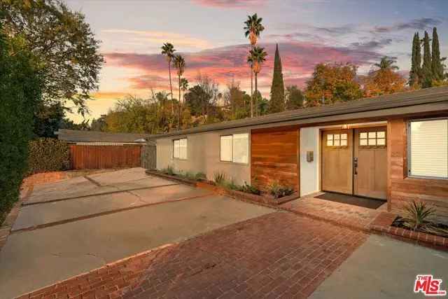 Single-family house For Sale in 5712, Serrania Avenue, Los Angeles, California