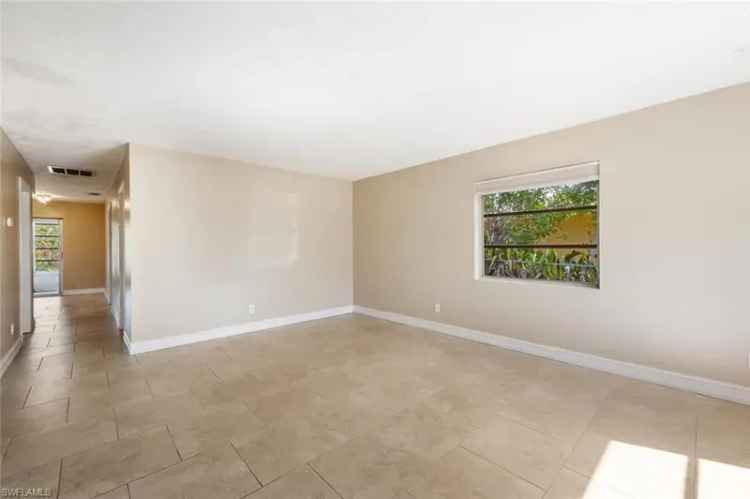 Single-family house For Sale in 711, 108th Avenue North, Florida