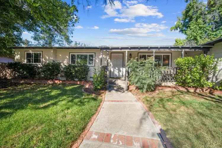 Single-family house For Sale in 4620, Panchoy Drive, La Mesa, California