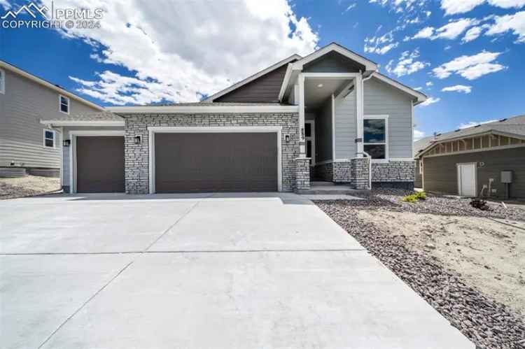 Single-family house For Sale in Monument, Colorado