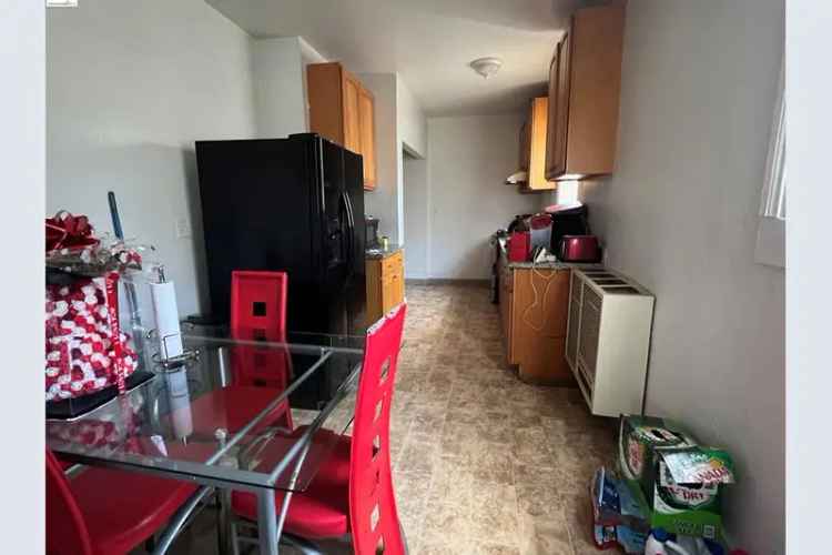 Duplex For Sale in 1696, 32nd Street, Oakland, California