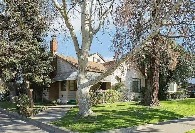 Single-family house For Sale in 5401, J Street, Sacramento, California