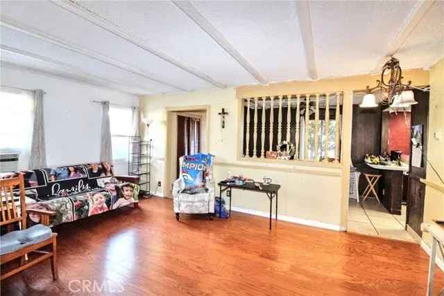 Single-family house For Sale in 6271, Cherry Avenue, Long Beach, California