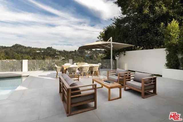 Single-family house For Sale in 2612, Wallingford Drive, Beverly Hills, California