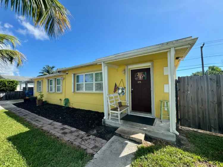 Single-family house For Sale in Lantana, Florida