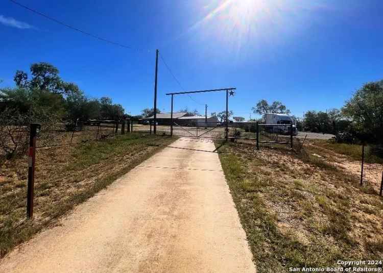 Single-family house For Sale in Lone Oak, Texas