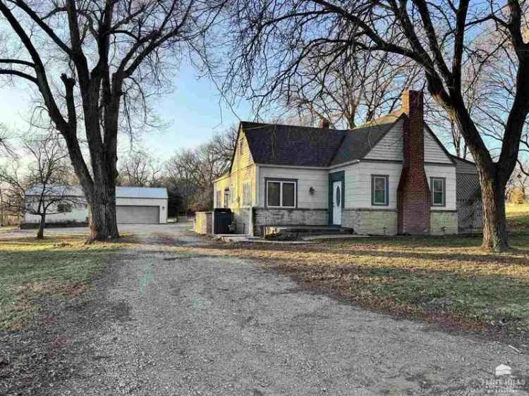 Single-family house For Sale in 2177, Fawn Road, Kansas