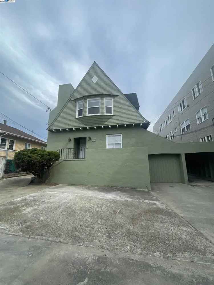 Multi-family house For Sale in 1838, 5th Avenue, Oakland, California