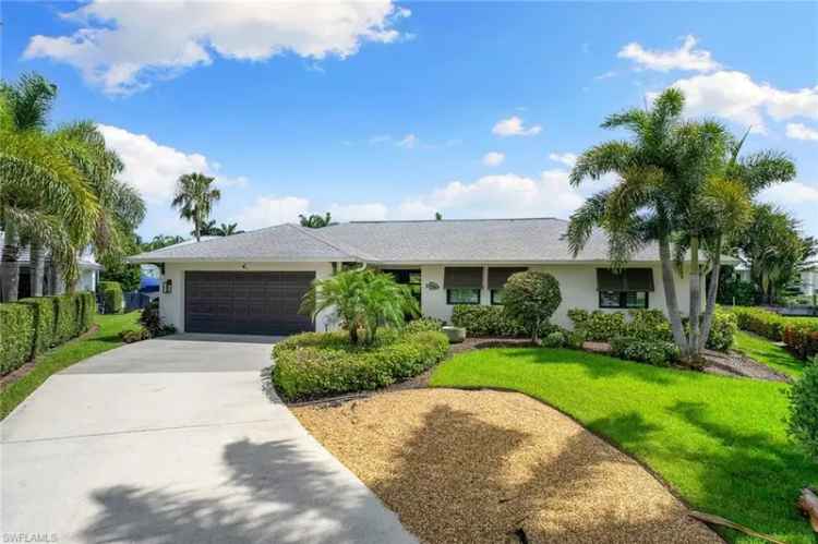 Single-family house For Sale in Naples, Florida