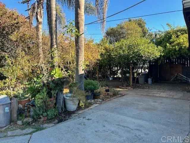 Single-family house For Sale in 905, Martin Drive, Escondido, California