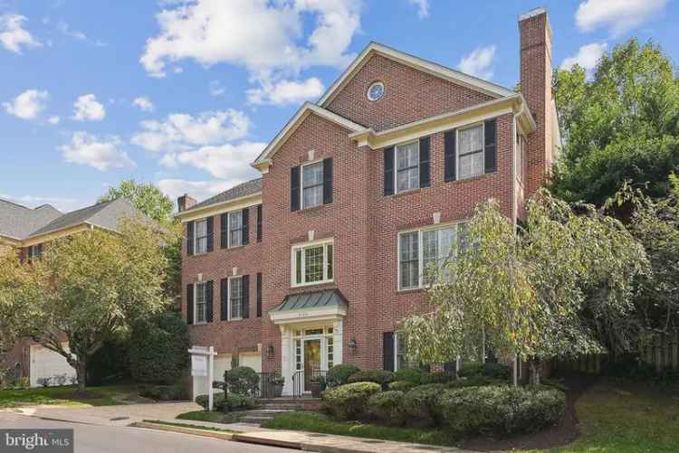 Single-family house For Sale in 5126, Warren Place Northwest, Washington, District of Columbia