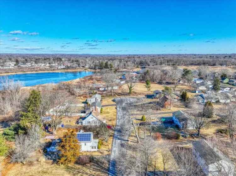 Multi-family house For Sale in 16, Weir Street, Branford, Connecticut