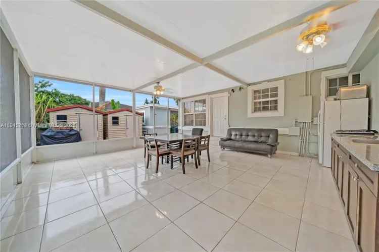 Single-family house For Sale in 14800, Northeast 8th Avenue, North Miami, Florida