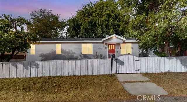 Single-family house For Sale in 7915, Fenwick Street, Los Angeles, California