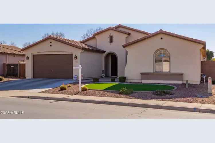 Single-family house For Sale in 735, West Basswood Avenue, San Tan Valley, Arizona