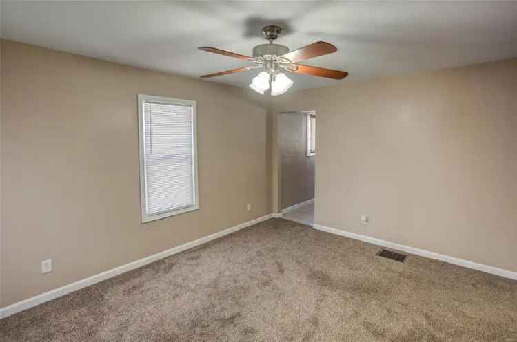 Single-family house For Sale in 3006, Mayfield Avenue, Alton, Illinois