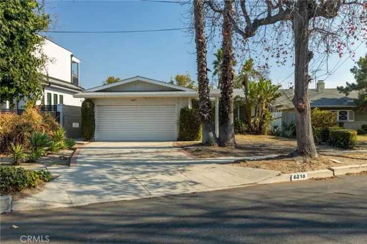 Single-family house For Sale in 6218, Van Noord Avenue, Los Angeles, California