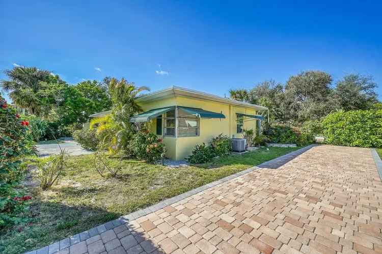 Single-family house For Sale in Lantana, Florida