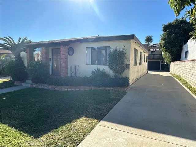 Single-family house For Sale in 1511, South Carmelina Avenue, Los Angeles, California