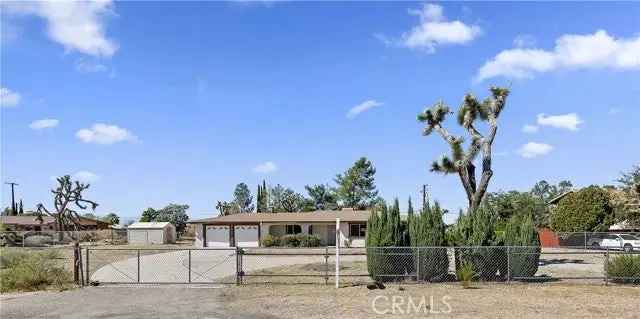 Single-family house For Sale in Apple Valley, California