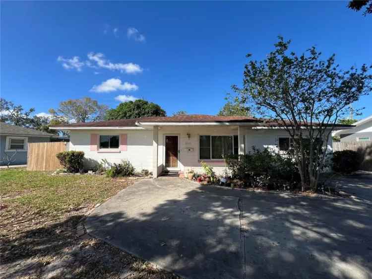 Single-family house For Sale in 8950, 3rd Street North, Saint Petersburg, Florida