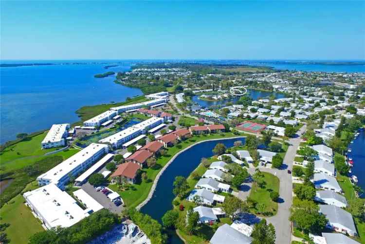 Condo For Sale in 4511, Lexington Circle, Bradenton, Florida